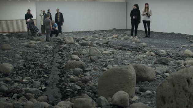 Galerijní instalace Riverbed, kterou předvedl Olafur Eliasson minulý rok.