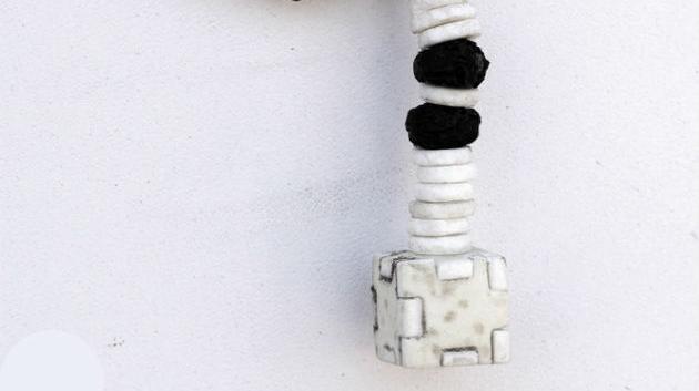Krychličky vyrobila tiskárna, výsledná podoba náhrdelníku je dílem jednoho z místních tvůrců