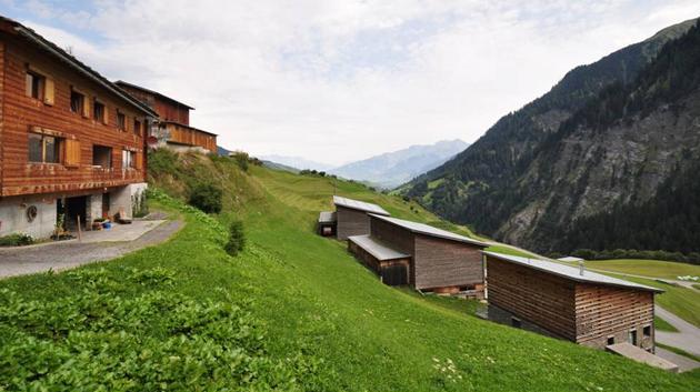 Stavba stájí a jatek od švýcarského architekta Giona Caminady. (foto: Miroslav Cikán / MCA ateliér)
