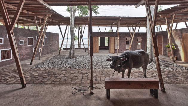 Škola pro farmáře na Sumatře z cihel a dřeva skořicovníků. (foto: Pasi Aalto)