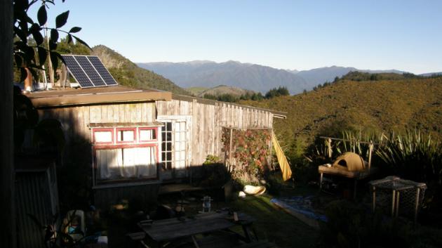 Na prahu národního parku Abel Tasman je Richardův soběstačný domek. Elektřinu mu dodávají solární panely, přípoj na vodu má vedený čerpadlem z horského potoka a vykonat potřebu chodí na kompostový záchod.