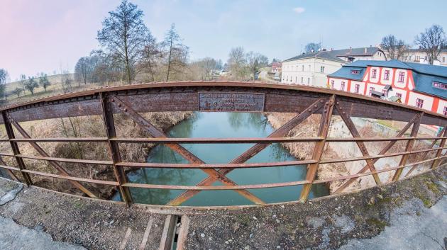 Most přes Labe ještě na svou opravu čeká. (foto: Tomáš Vojtíšek)