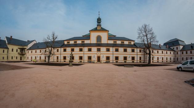 Běloskvoucí omítky a světlé zítřky? (foto: Tomáš Vojtíšek)