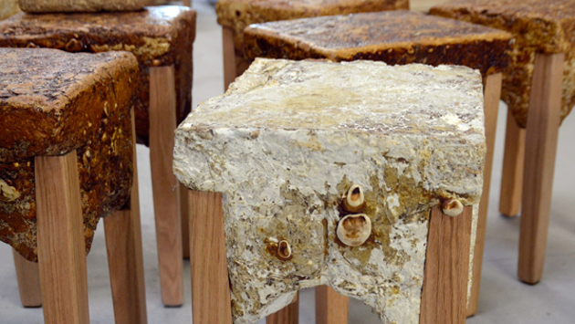 Stoličky, jejichž sedáky jsou tvořeny pilinami prorostlými lesklokorkou
