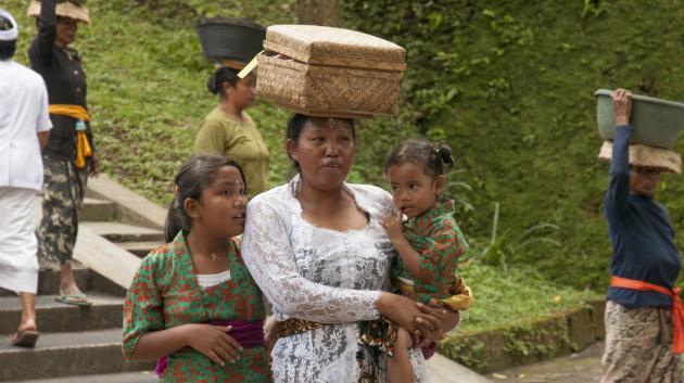 V Indonésii říkají šálám selendang. Používají je denně k ochraně před sluncem, k nošení potravin nebo dětí – je to pruh látky, který mají neustále u sebe.