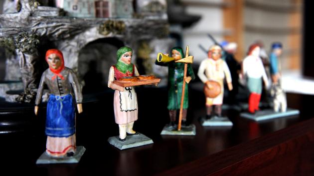 Vyřezává celá rodina: figurky z dílny rodiny Hoškových míří do betlémů u nás i ve světě