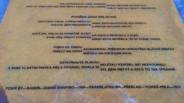 Součástí pomníku je báseň Pohřeb Jana Palacha (The Funeral of Jan Palach). (foto: MT)