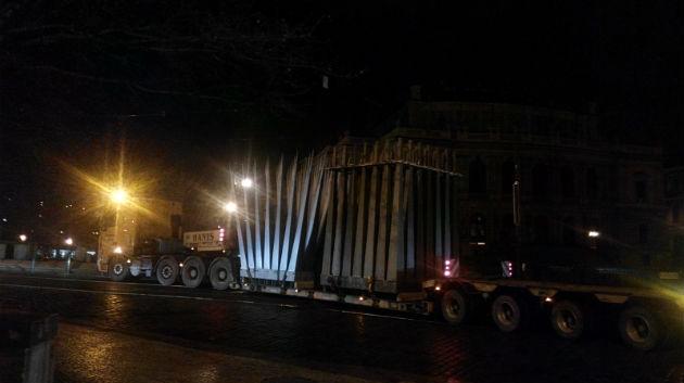 Structures were moved to the embankment with the help of trailers and a crane at night (December 17th to 18th 2015). (Source of the photo: Prague City Gallery)