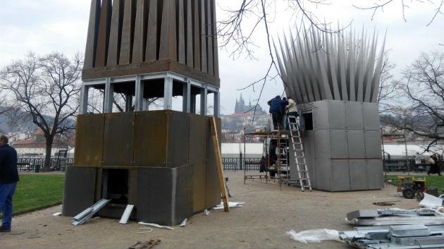 Each structure weights about ten tons. (Source of the photo: Prague City Gallery, December 2015)
