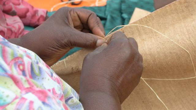 Sešívání jednotlivých kusů a vytváření požadovaného vzoru probíhá ručně. foto: Bark Cloth