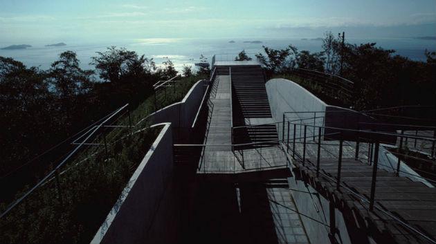 Vyhlídková platforma na hoře Kiro-San z roku 1994 je jednou z prvních realizací Kumova ateliéru