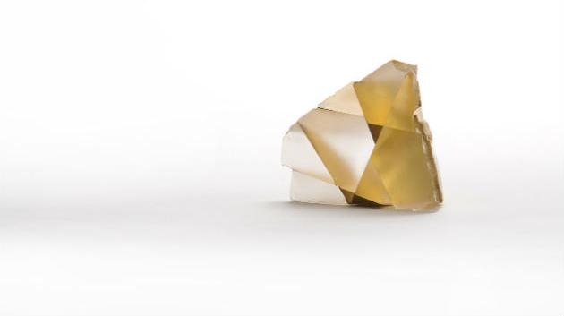 Mia Čopíková - Fifth element (object), 2017, krystal, zlato, dřevěný box (foto: Nima Ashafiri)