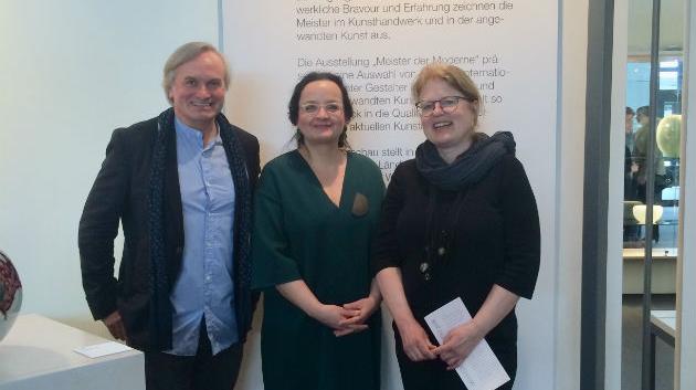 Elke-Helene Hügel z Handwerkskammer für München und Oberbayern (uprostřed) a majitelé Galerie Kuzebauch Tomáš Hendrych a Lucie Havlová na letošní přehlídce  MEISTER DER MODERNE (foto: archiv Galerie Kuzebauch) 