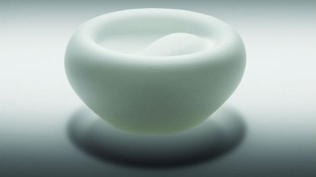 ​“White Vessel” – 2015, hand-blown and ground glass, 14 x 24 x 24 cm (photo: Petr Willert)