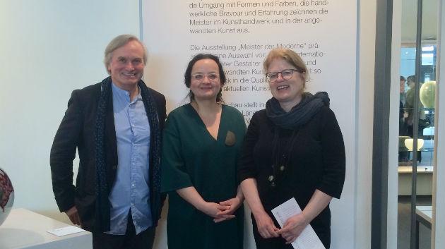 ​Elke-Helene Hügel of Handwerkskammer für München und Oberbayern (centre) with the owners of Galerie Kuzebauch Tomáš Hendrych and Lucie Havlová at this year’s MEISTER DER MODERNE exhibition (photo: Galerie Kuzebauch archive)