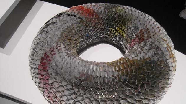 Pål Anen Vigeland, Norsko, Uzavřený kruh/Closed circle, objekt je inspirovaný pobytem v Pekingu, materiál recyklovaný hliník