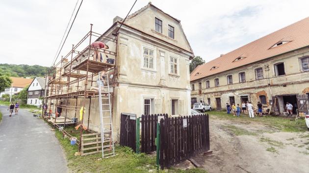 Čekalo se, že klasicistní statek v Chlumu někdo koupí nebo že spadne a vznikne parcela. Dnes ho opatruje Ondřej Suchánek