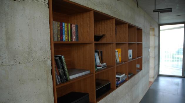 Na nábytek je použito hruškové a třešňové dřevo. Knihovna je zapuštěna do zdi stejně jako skříně v ložnicích 