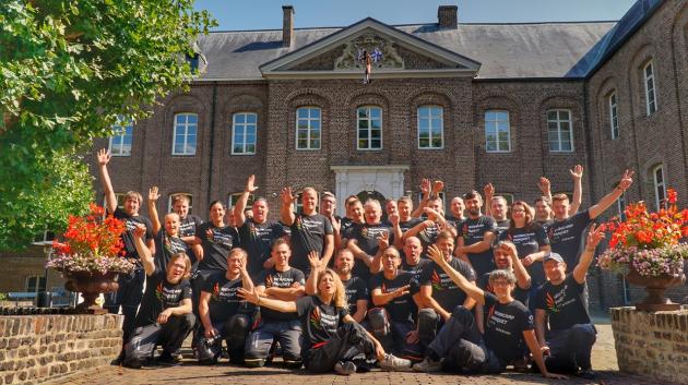 Účastníci WorkcampParquet 2018 před holandským zámkem Arcen