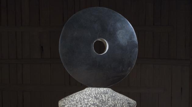  Velké Tao, 2003, 150 x 50 x 25 cm, černá žula (foto: Ondřej Polák)