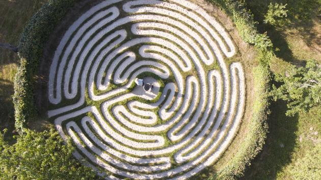 Na zahradě v Malé Lhotě si Petr Kavan vytvořil labyrint, ve kterém chodí a přemýšlí. Předlohou je slavné bludiště v hlavní lodi katedrály v Chartres ve Francii (foto: Aleš Ducháč)