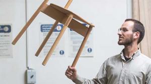 Filip Krampla zkouší lepit židle pojivem z rýže