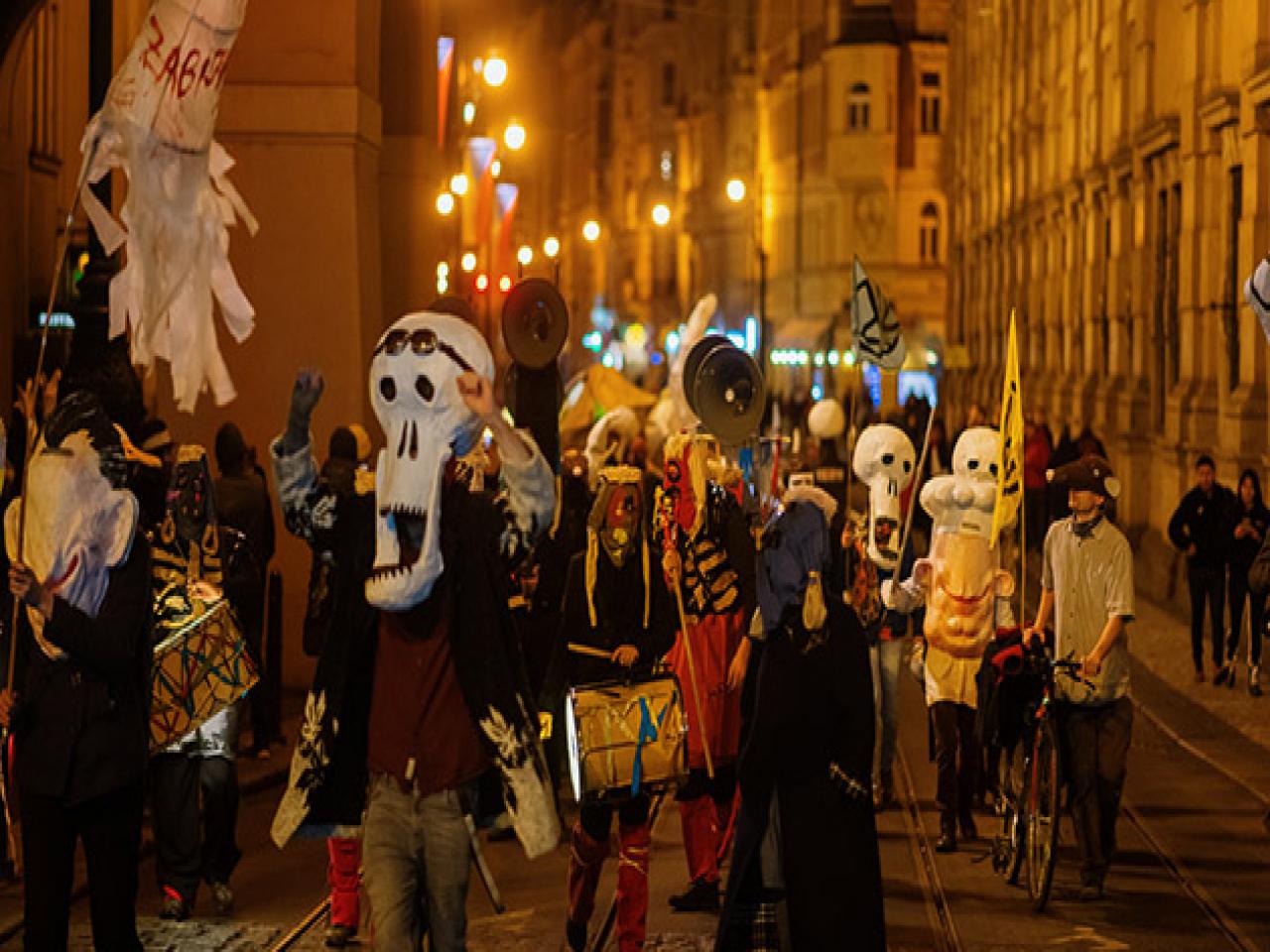 Satirický karnevalový průvod, Sametové posvícení, prošel českou metropolí 17. listopadu