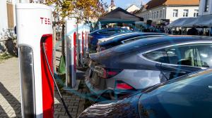 ► První nabíjecí hub pro elektromobily v Česku napájený pouze obnovitelnou elektřinou byl otevřen v Lovosicích