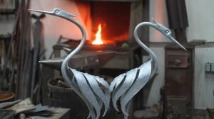 „Celá výroba je improvizací,“ říká kovář, který vyrábí šperky a nože z damascénské oceli