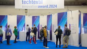 TEXTIL, KTERÝ REGULUJE VLHKOST, CHLADÍ NEBO CHRÁNÍ PROTI PATOGENŮM