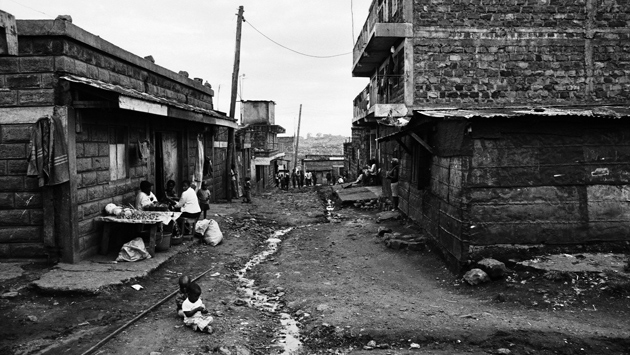 Ulice ve slumu Korogocho. Na horizontu skládka. 