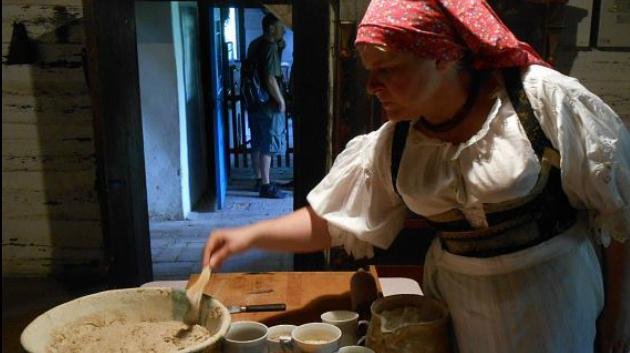 Návštěvníci skanzenů mají v oblibě tradiční kuchyni, například pečení chleba a koláčů.<br>(foto: Skanzen v Kouřimi)