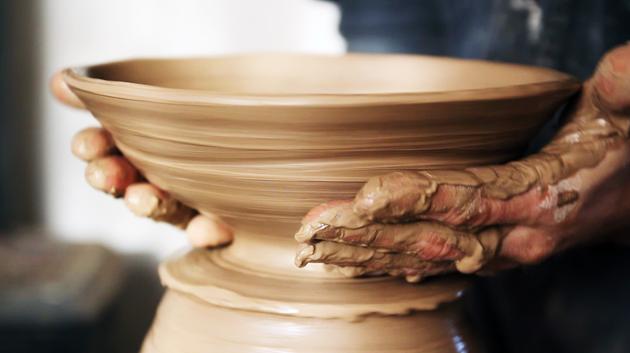 Klikovská keramika vznikající v rukách Martina Hanuše, jednoho z žáků mistra Kusakabka.<br>(foto: Tomáš Princ)