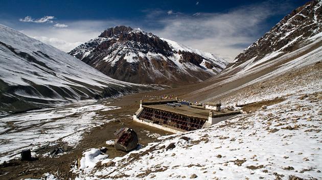 Škola z místních materiálů v himalájském pohoří Zanskar. (foto: www.surya.cz)