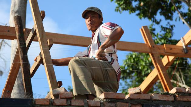 Na stavbách studia se vždy podílejí i místní řemeslníci. Na Sumatře se prý setkali s velice zručnými tesaři. (foto: Zifeng Wei / tyinarchitects.com)