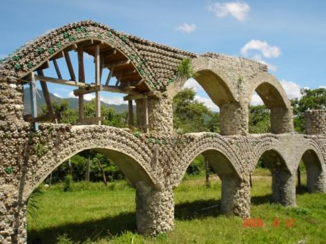 Římský akvadukt z PET lahví, jeden z Froeseho prvních  stavebních pokusů. (zdroj: eco-tecnologia.com)