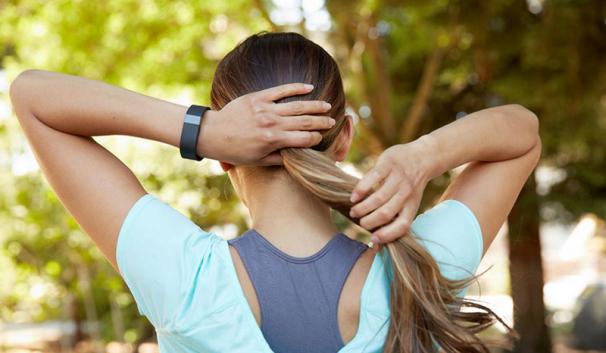 Náramek Force od firmy Fitbit zaznamenává váš pohyb, spálené kalorie či délku spánku. (zdroj: fitbit.com)