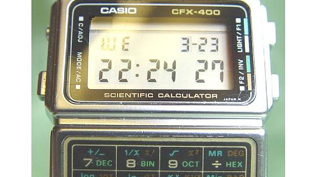 Hodinky s kalkulačkou byly v 80. letech jeden z prvních rozšířených typů nositelné elektroniky.<br>(zdroj: wikipedia.org)