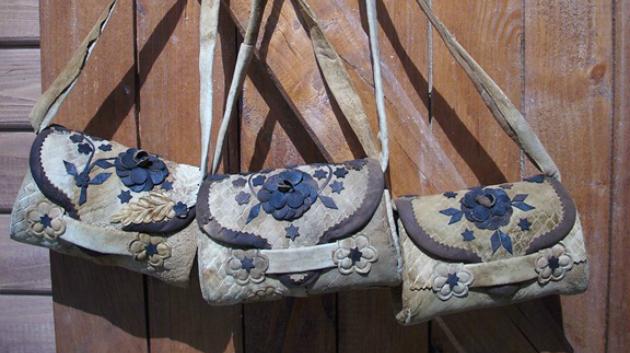 Nejen obaly a dečky, ale i chorošovité kabelky z rumunské dílny Amadou (foto: amadouproducts)