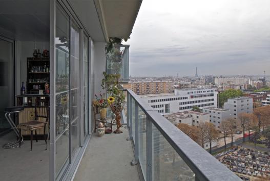 Ateliér Lacaton & Vassal objevil způsob, jak zvýšit kvalitu bydlení v panelovém domě bez nutnosti vystěhovat během rekonstrukce jeho obyvatele. (foto: Frédéric Druot, lacatonvassal.com)