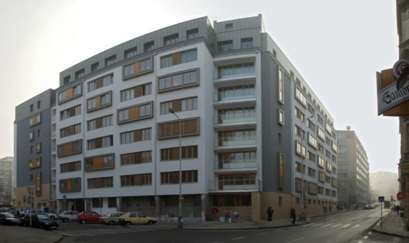 Zdařilá rekonstrukce panelového domu na Žižkově dostala Cenu poroty v soutěži Stavba roku 2012.<br>(foto: msgroup.cz)