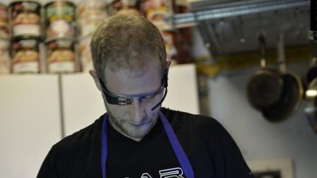 Google Glass se mohou hodit i při vaření - recepty je možné číst online a nad prkýnkem s nožem v ruce