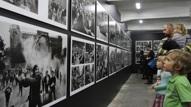 Výstava Josef Koudelka: Invazie 68 Praga v galerii MNAC Anexa v roce 2013. (zdroj: Centrul Ceh)