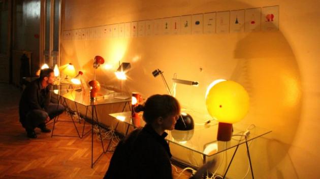 Letošní designovou výstavu svítidel z minulého století 