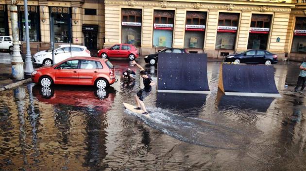 Na pouličním festivale Street Delivery je v Bukurešti živo, může být i deštivo. (zdroj: fb.com/StreetDelivery) 