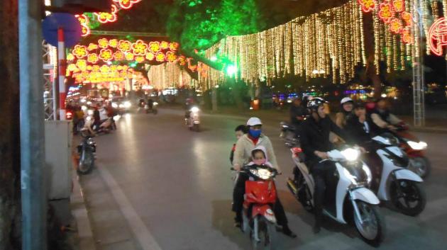 Noční ulice v Hanoji
