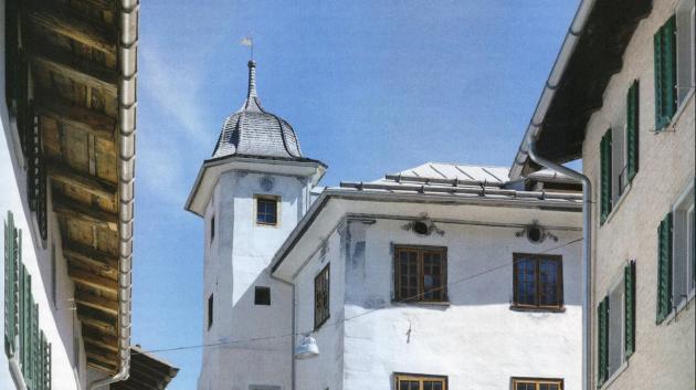 Türalihuus připomíná vzhledem spíše venkovský zámeček než typický roubený švýcarský vesnický dům. (foto: Ralph Feiner, Hochparterre)